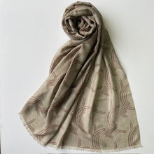 画像をギャラリービューアに読み込む, Silk cashmere stole "HIDARIUMA" brown & beige