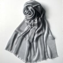 Load image into Gallery viewer, Silk stole &quot;SAMEH KOMON&quot; light gray
